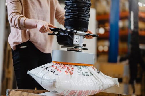 MOVOMECH - Vacuhand Pro™ is an efficient vacuum lifter for handling of loads of up to 250 kg. The lifter is manoeuvred with a handle for two-handed operation and enables the easy and efficient handling of sacks, cardboard boxes and sheet material.