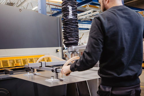 MOVOMECH  Easyhand M™ is a flexible vacuum lifter with a modular design for loads of up to 50 kg. It brings ease and convenience to the handling of everything from sacks and cardboard boxes to sheet materials such as glass, sheet metal and doors.