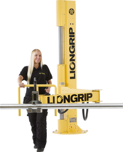 Bras articulé de manutention ergonomique ergonomic equipment for handling heavy part security en toute sécurité manipulation de pièces lourdes en acier easy handling of parts operator l'opérateur manipule chargement machine cnc milling turning 